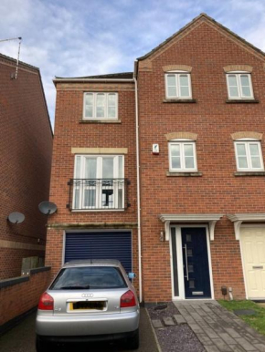 Sherwood Townhouse close to CC, City hospital and park and ride